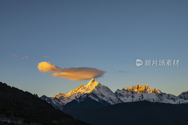 梅里雪山与彩云的壮美景观