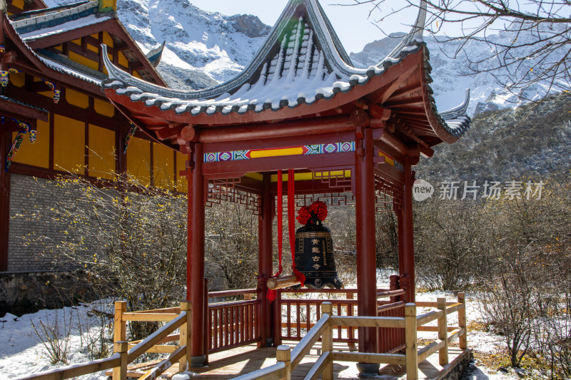 四川阿坝黄龙景区冬日雪景下的黄龙寺