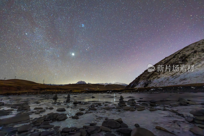 冬季冰冻河流雪山星空