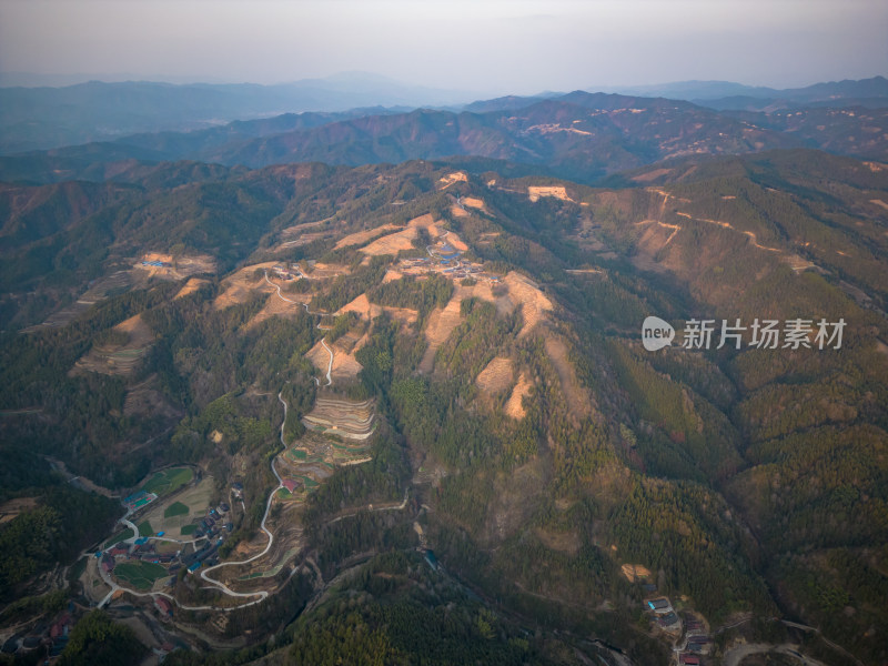 蜿蜒盘山公路山中村庄航拍图