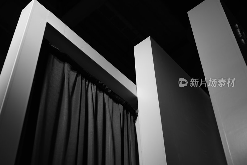 黑白现代室内幕布场景