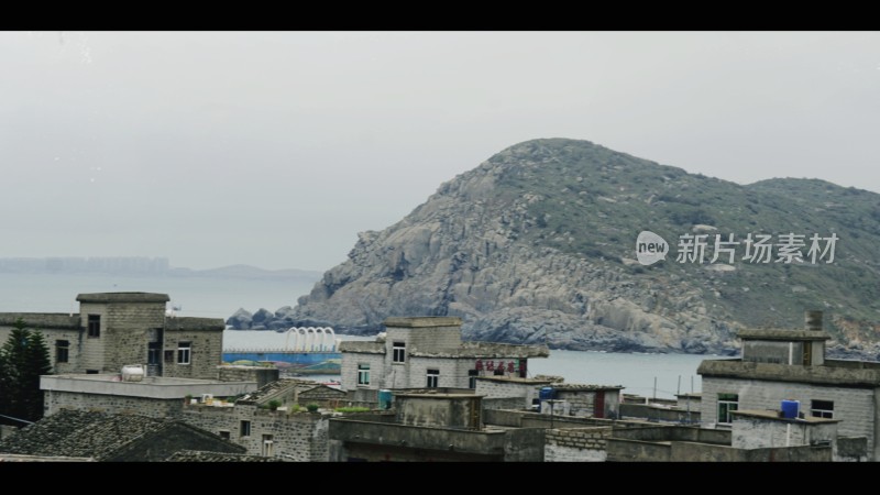 海边村落与远山景观