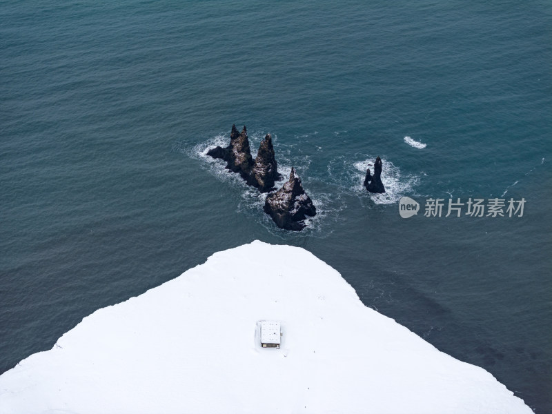 冰岛北极圈维克小镇黑沙滩岩石奇观雪景航拍