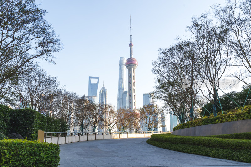 上海马路街道和陆家嘴CBD城市风光