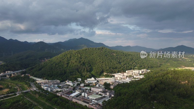 广东东莞：晴雨交加的清溪镇城市风光