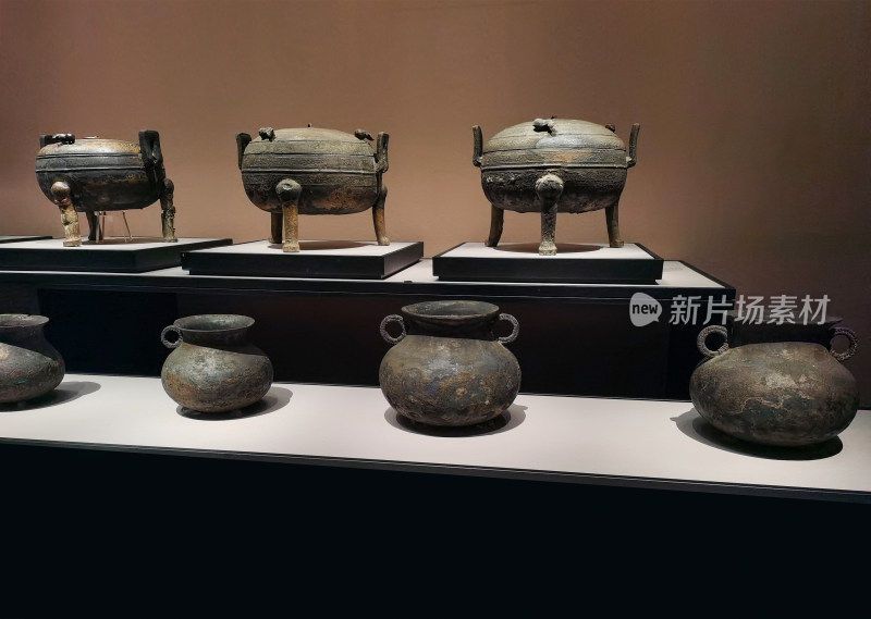 四川博物院展厅青铜器陶器等战国时期文物