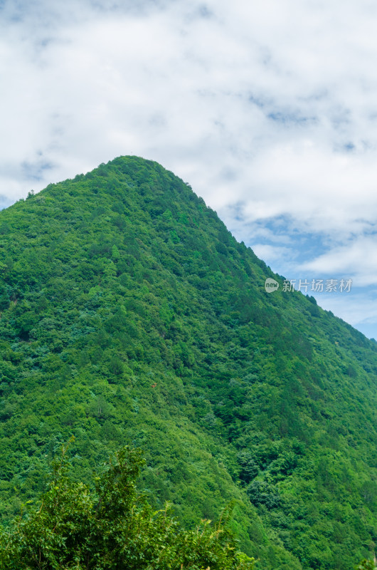 秦岭郁郁葱葱的青山与蓝天白云