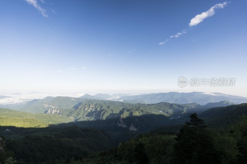 壮阔山林风景的全景展示