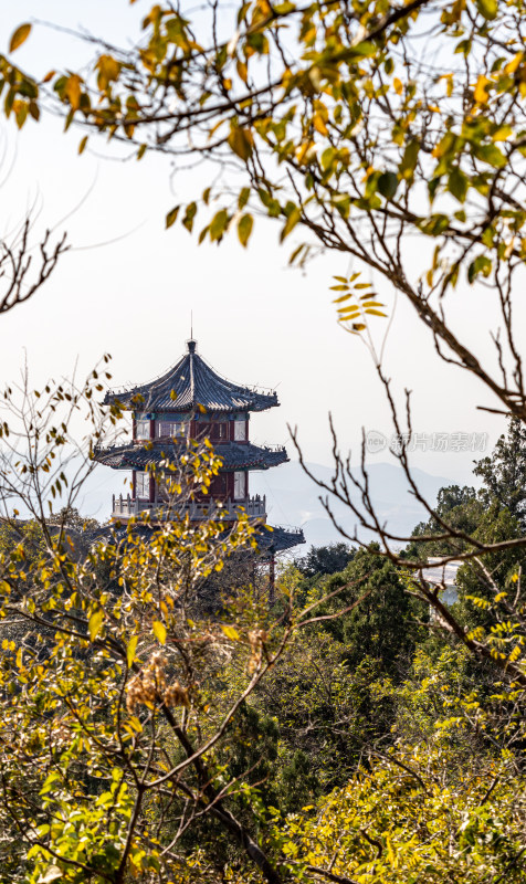 深秋中的山东济宁邹城峄山风景区自然景观