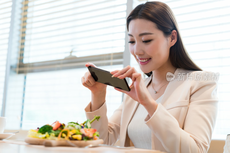 年轻女子下午茶时光