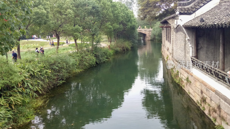 江南水乡河道旁的古建筑风景