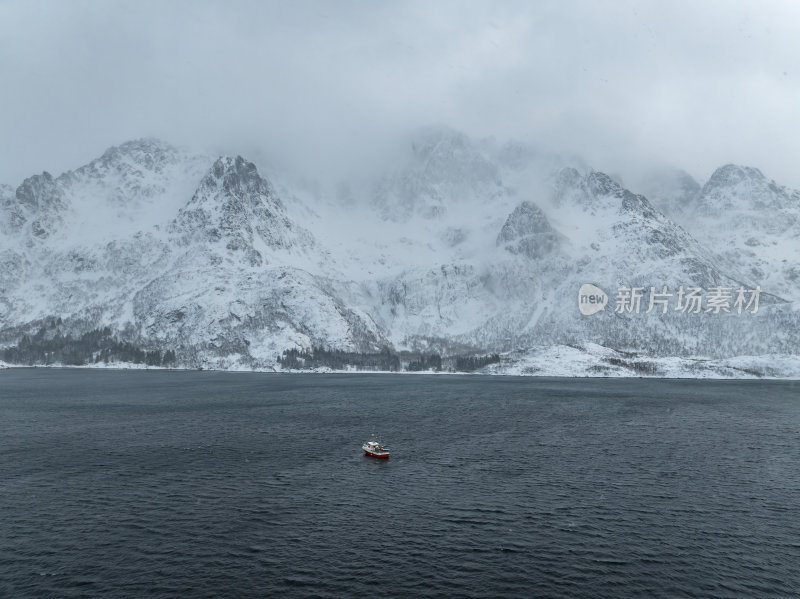 挪威罗弗敦群岛北极圈雷纳冬季雪景高空航拍