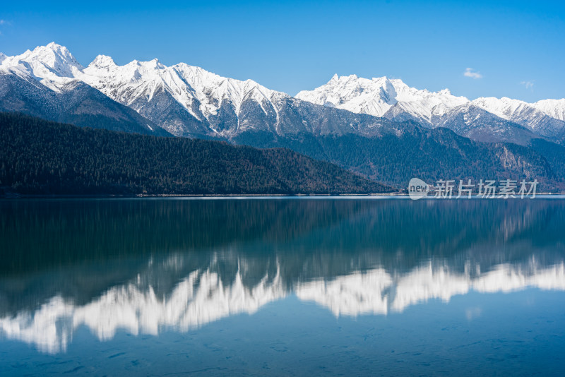 雪山映衬下的湖景倒影 西藏林芝巴松措