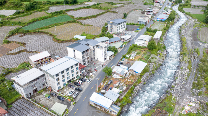 川西阿坝理小路自驾途中的理县朴头镇罗沟村