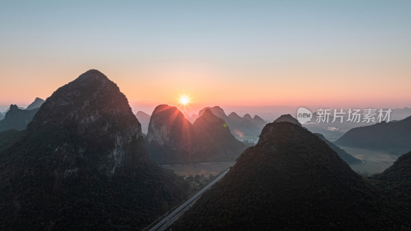 日出阳光下桂林穿过喀斯特山谷的高速公路