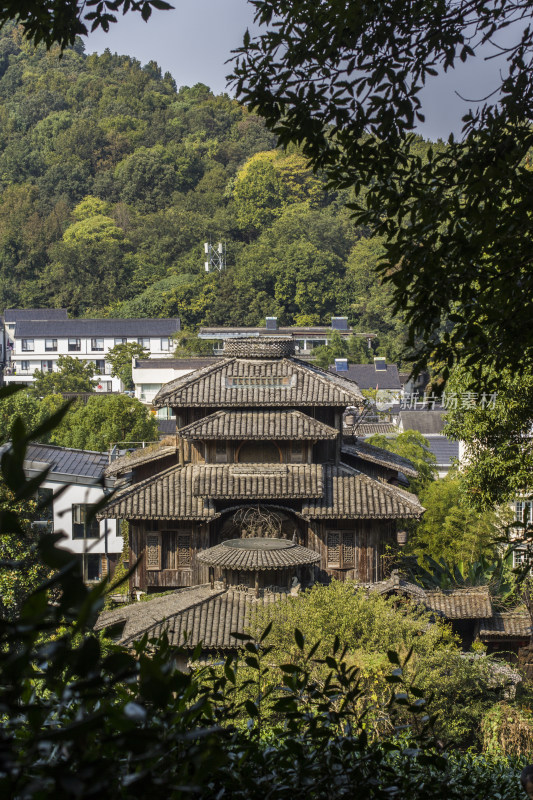 杭州满觉陇茶园小木屋，似《千与千寻》汤屋