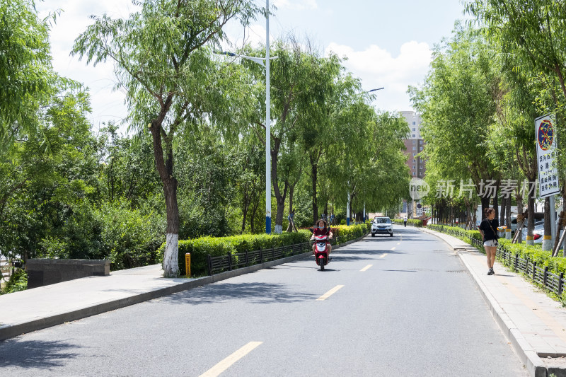 汽车通过城镇的街道