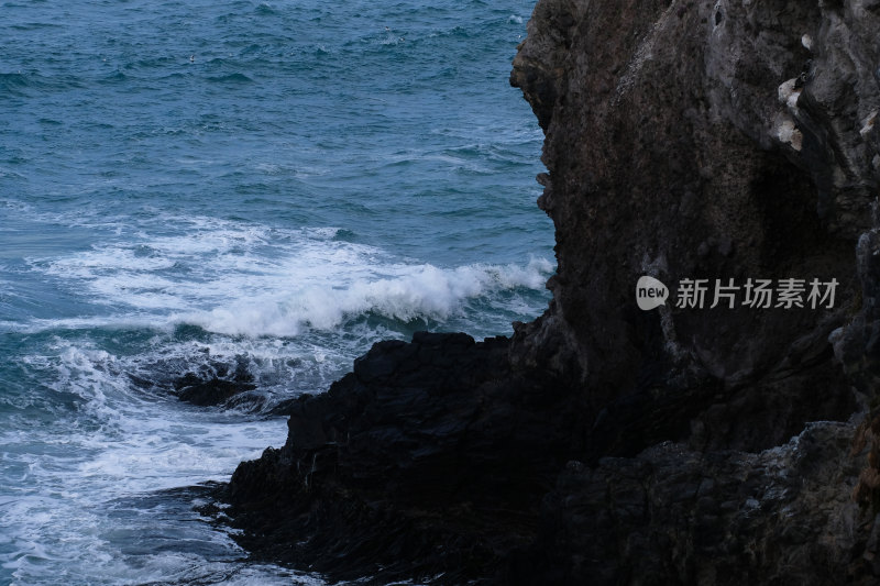 海岸边岩石与海浪景观