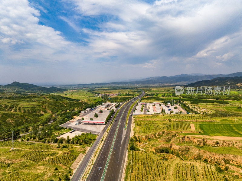 广阔田野间的公路航拍景象