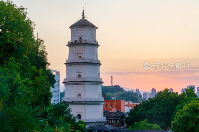 中国福建省福州市于山风景区定光寺白塔夕阳