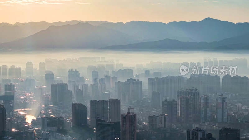 晨曦中的城市与远山景观