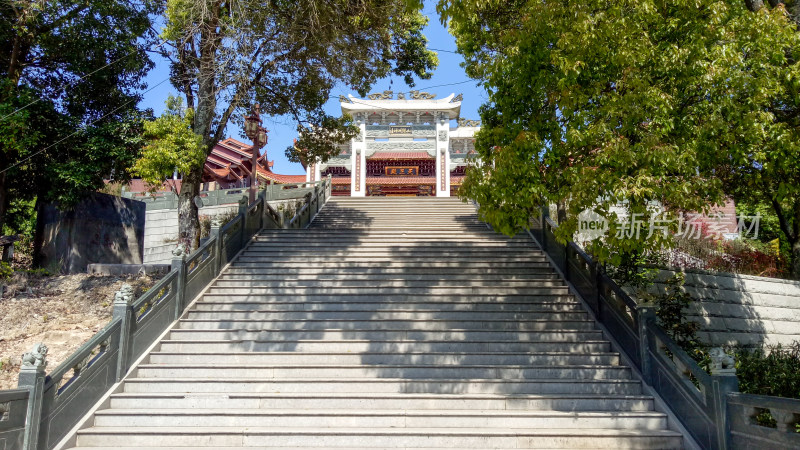 中式建筑前的石阶梯风景