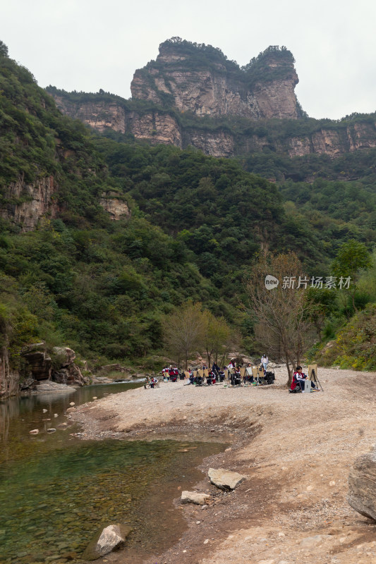 太行山峡谷河边写生的学生们05