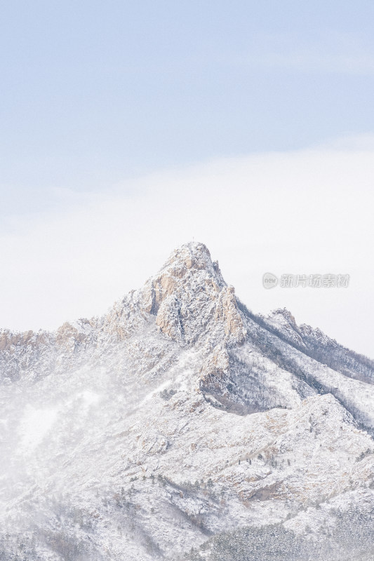 冬天风雪中的锥峰