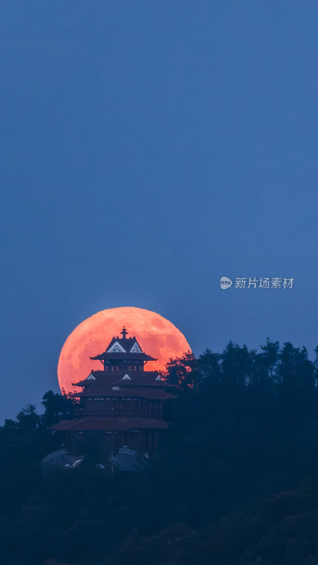 武汉楚天台古建筑上空的红色满月夜景