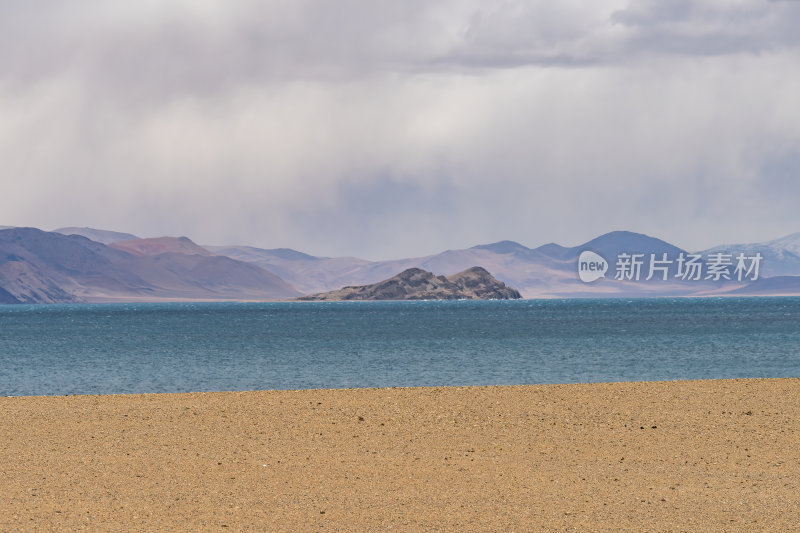 西藏那曲塔若措高原湖泊与流云藏地圣湖宁静