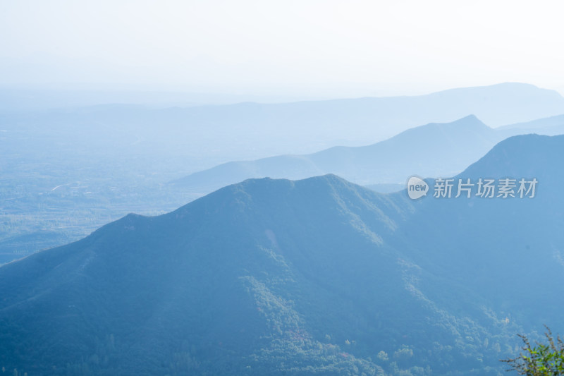 天空下的山脉与森林