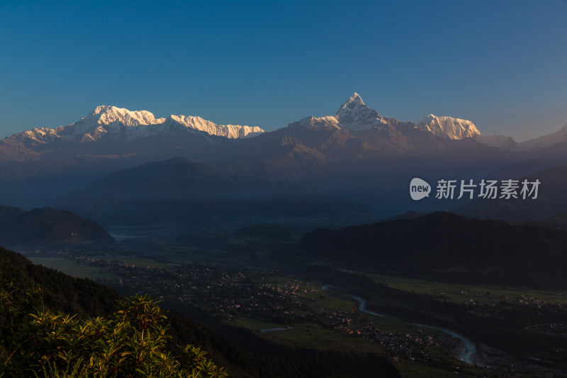 尼泊尔博卡拉雪山日出