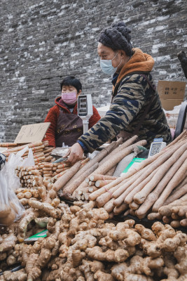 菜市场摊贩售卖山药生姜