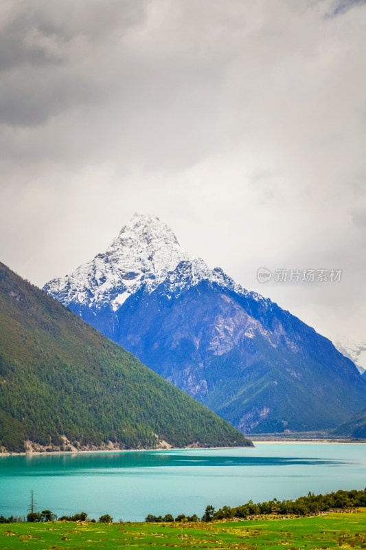 西藏林芝巴松措山水自然风景