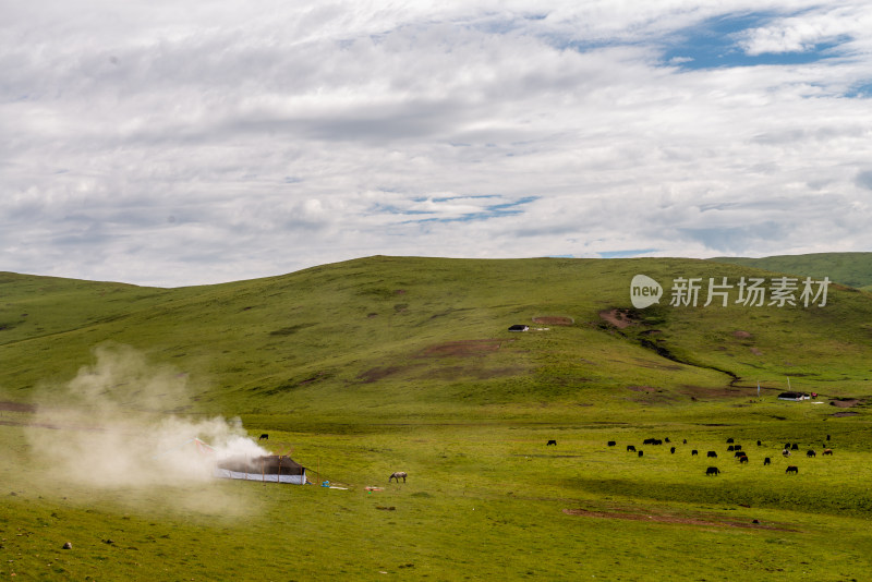 蓝天白云草原风景