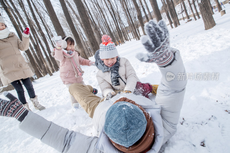 雪地里打雪仗的快乐家庭