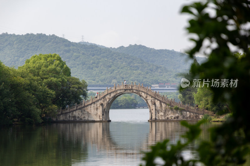 杭州湘湖上卧虹桥与青山绿树景观