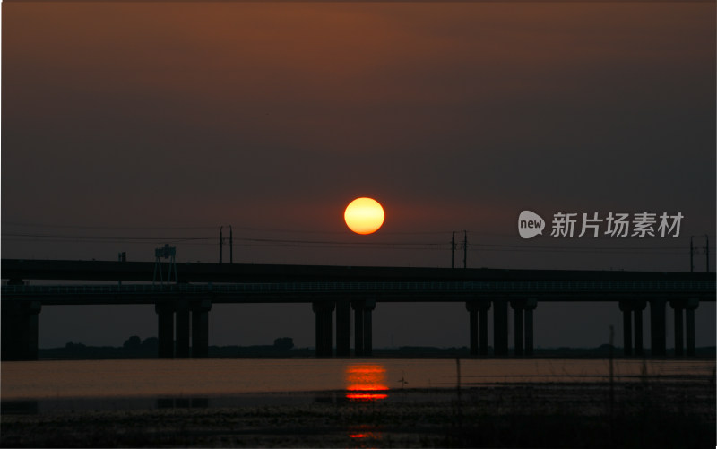 南京石臼湖大桥夕阳下剪影美景