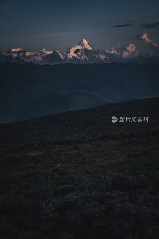 四川甘孜州新都桥鱼子西 日照金山贡嘎群山