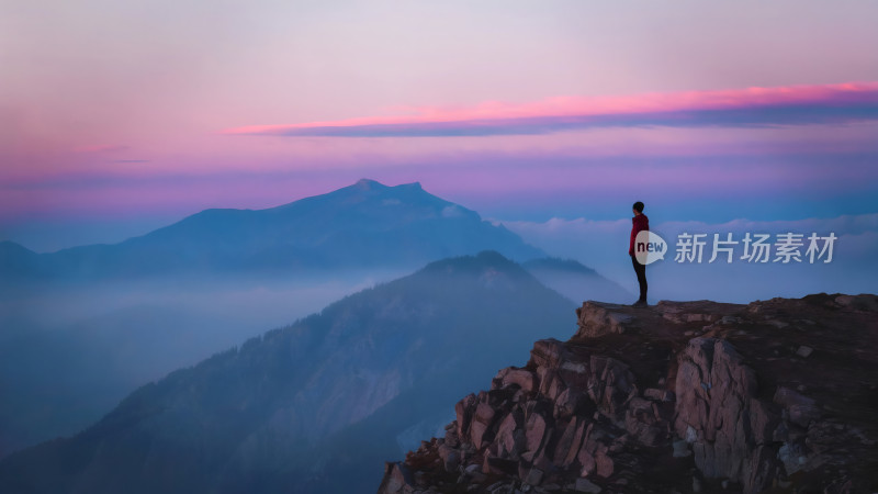 山顶人物眺望远方山峦