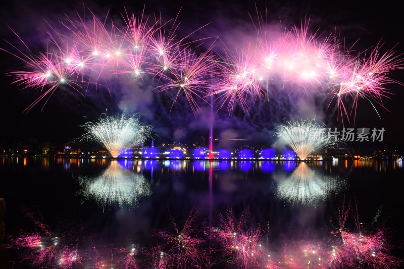 长沙浏阳烟花湖面夜景烟花绽放倒影