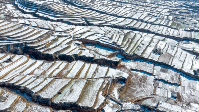 梯田航拍全景自然风景冬天下雪地形地理