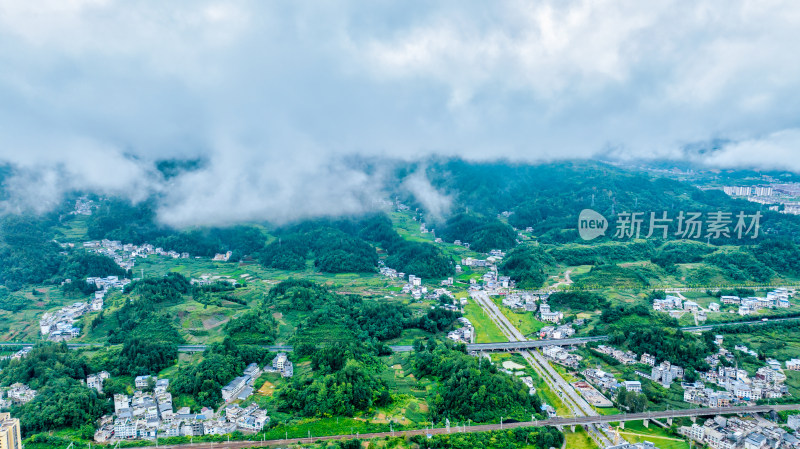 云层下的湖北恩施乡村美景