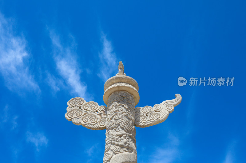 蓝天白云下的华表特写