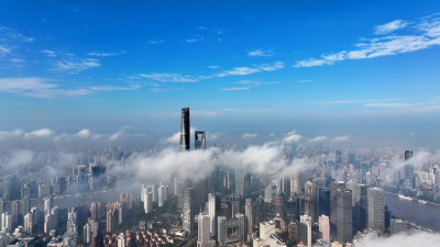 云雾中的上海摩天大楼城市鸟瞰全景