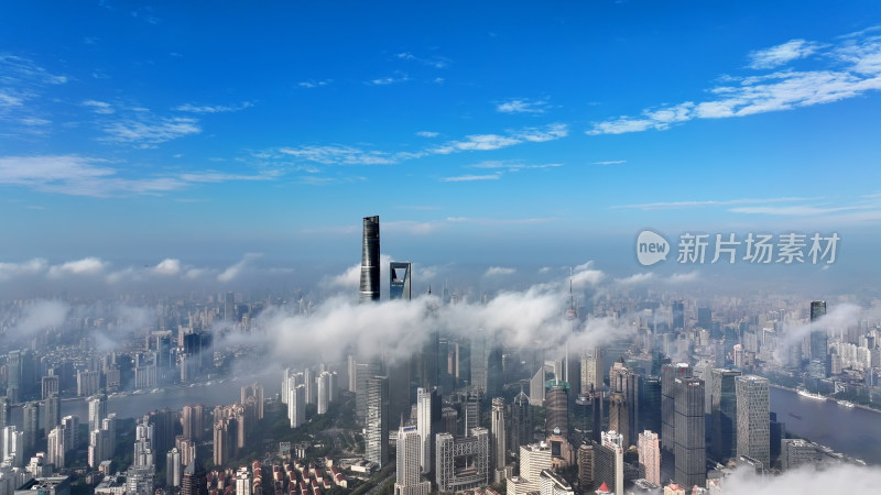 云雾中的上海摩天大楼城市鸟瞰全景