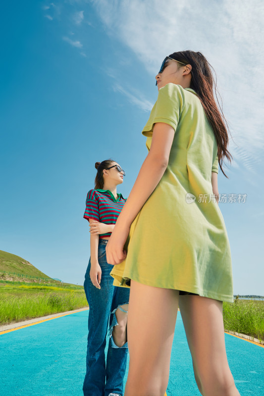 夏日湖边彩色公路上的亚洲少女
