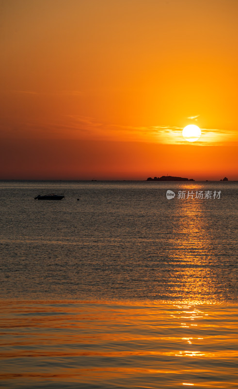 山东烟台第一海上浴场栈桥海上日出景观