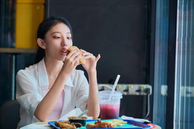 在商场快餐厅大吃特吃的中国可爱少女人像