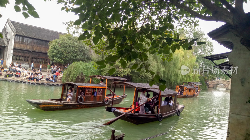 水乡河道乘船游览景象